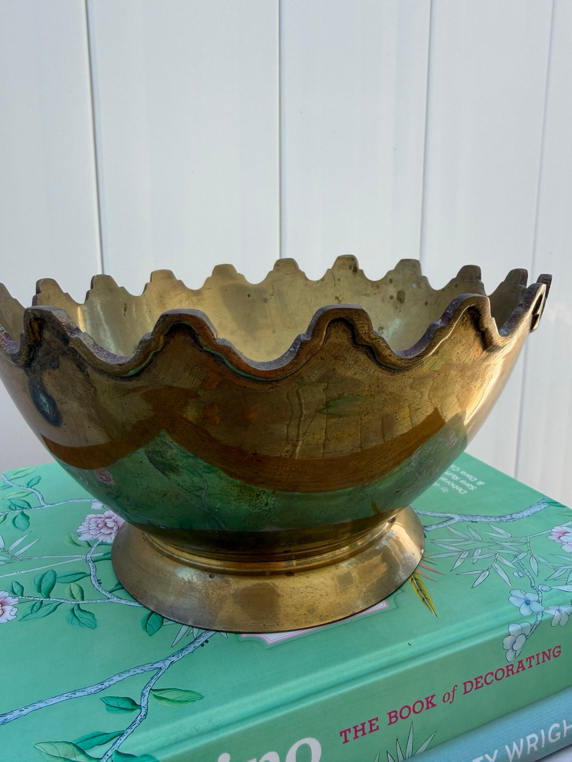 Close-up of crown rim and pedestal base