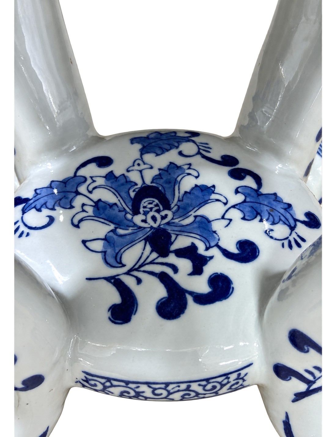 Blue and white floral ceramic stand, lower shelf detail